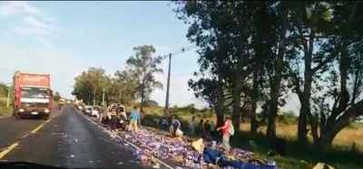 Vuelca camión que transportaba cerveza - Nacionales - ABC Color