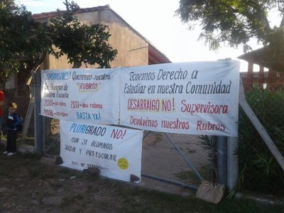 Padres cierran escuela en Ayolas - Nacionales - ABC Color