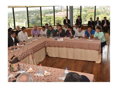 Manifestantes piden reunión con presidentes de los tres poderes del Estado