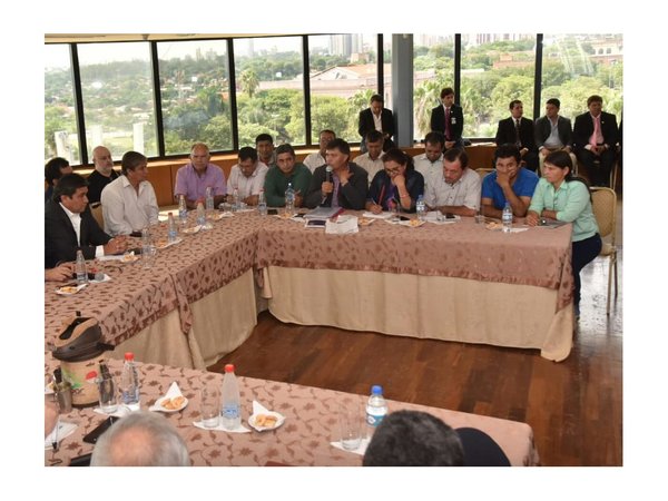 Manifestantes piden reunión con presidentes de los tres poderes del Estado
