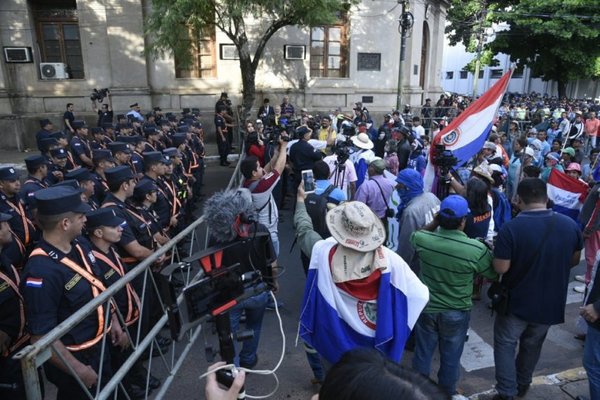 Marcha CNI: campesinos pidieron marchar hasta cuatro cuadras en microcentro - 730am - ABC Color