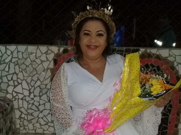 Iris Aldama recibió la corona.