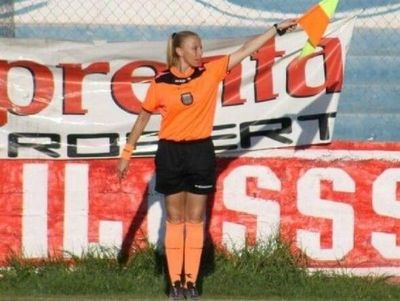 Hinchas agreden con agua hirviendo a una árbitra
