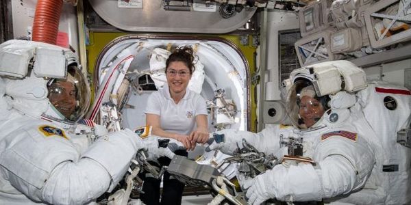 Se cancela el primer paseo espacial solo de mujeres por falta de traje adecuado - Ciencia - ABC Color