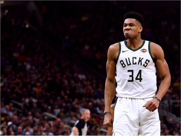 Bucks ganan a Rockets duelo de líderes