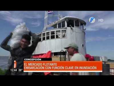 Mercado flotante alivia a inundados en Concepción