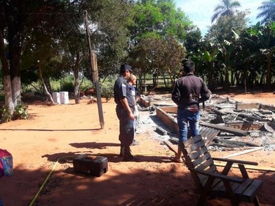 Un incendio dejó sin vivienda a una pareja - Nacionales - ABC Color