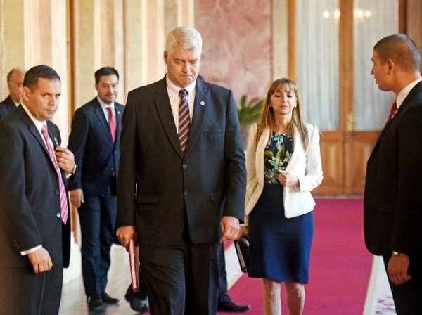 Gobierno presenta proyecto de seguridad social para funcionarios - Nacionales - ABC Color
