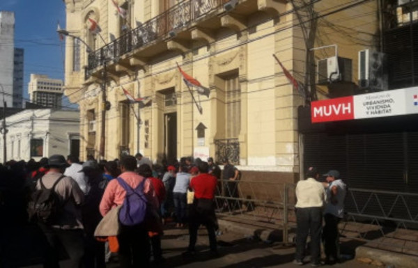 Acuerdo entre ceramistas y el Gobierno para utilización del 100% de productos nacionales - Radio 1000 AM