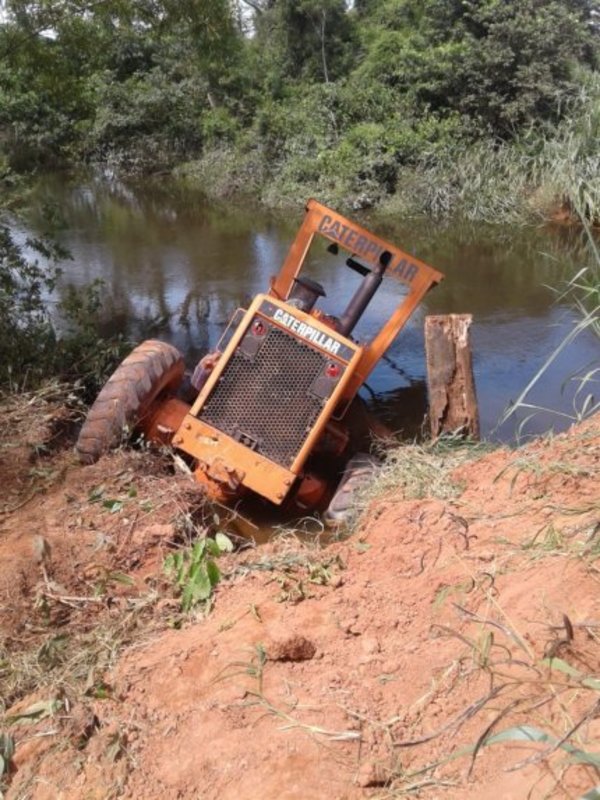 Maquinaria del MOPC cae en cauce del Aguaraymí | Paraguay en Noticias
