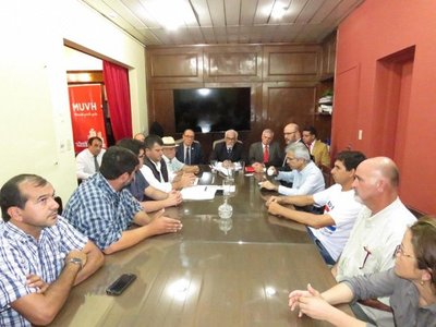 Gobierno acuerda con oleros y ceramistas uso de producción nacional