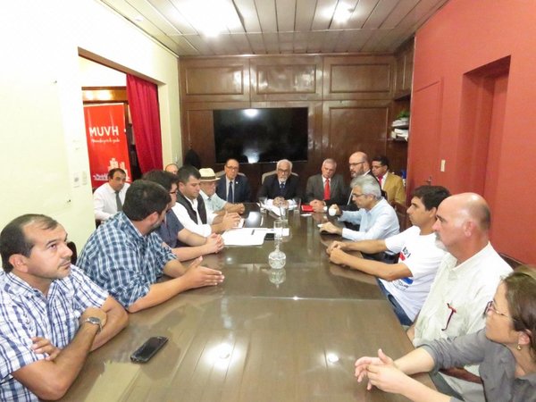 Gobierno acuerda con oleros y ceramistas uso de producción nacional