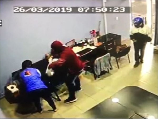 Policía pide ayuda para identificar a los autores de un asalto en Villarrica