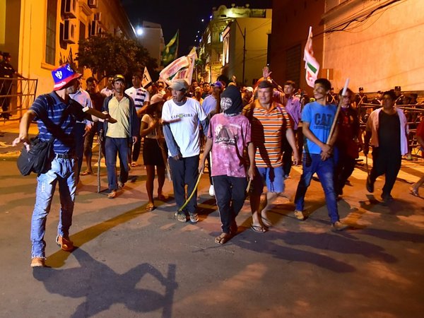 Campesinos e indígenas logran marchar en el microcentro de Asunción