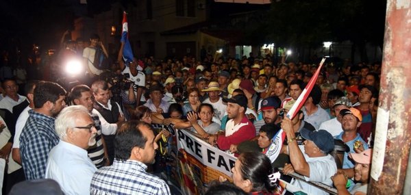 Manifestantes oguata hikuái ka'aru pytû jave Asunción rape - Especiales - ABC Color