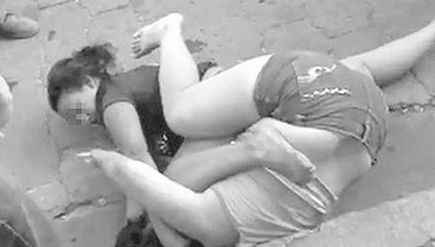 Una doña le pegó a una nena de 14 ¿por celos?