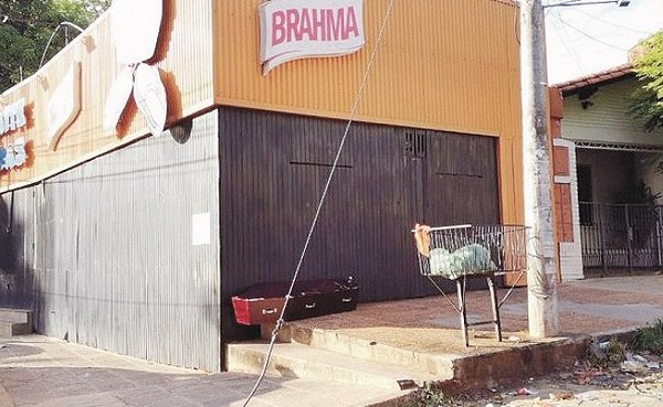 ¡Estudiantes dejaron ataúd frente a bodega!