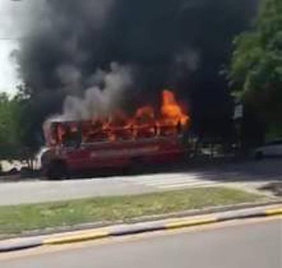 Dos micros se incendiaron ra’e en plena calle