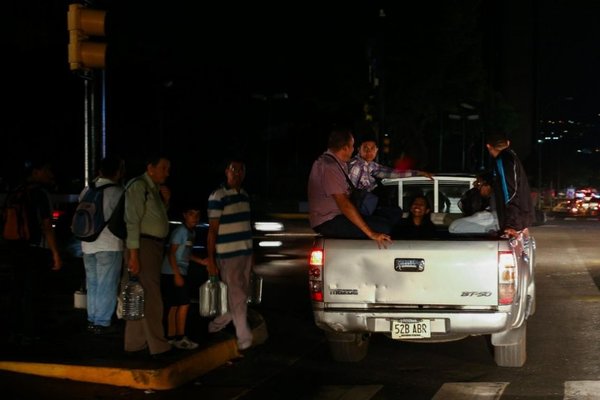 Maduro llama a “gran movilización” en respuesta a protestas de Guaidó | Paraguay en Noticias