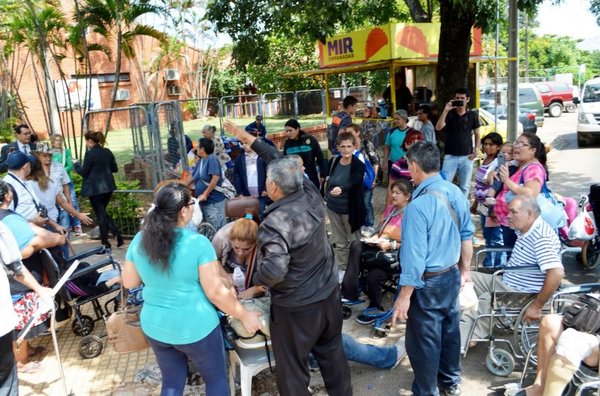 Hombre fallece al reclamar medicamentos en Senadis - Edicion Impresa - ABC Color