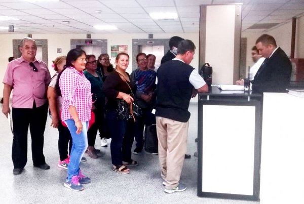 Incesante peregrinar de las víctimas del Ycuá Bolaños V - Edicion Impresa - ABC Color