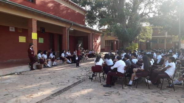 Saturianos hicieron sentata porque no tiene profesores | Paraguay en Noticias