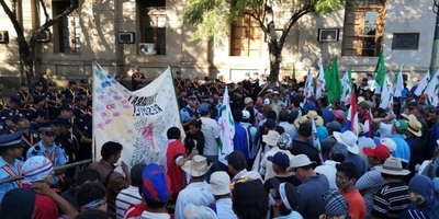 HOY / Campesinos evitan dar lista de los que piden subsidio y policías impiden que marchen