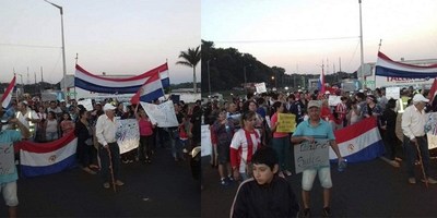 MANIFESTANTES ARROJAN AGUA SERVIDA AL INTENDENTE YD