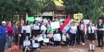 ESTUDIANTES RECLAMAN RUBROS EN COLEGIO NACIONAL DE YATYTAY