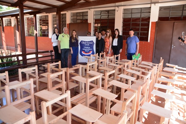 Escuelas de CDE reciben sillas pupitres