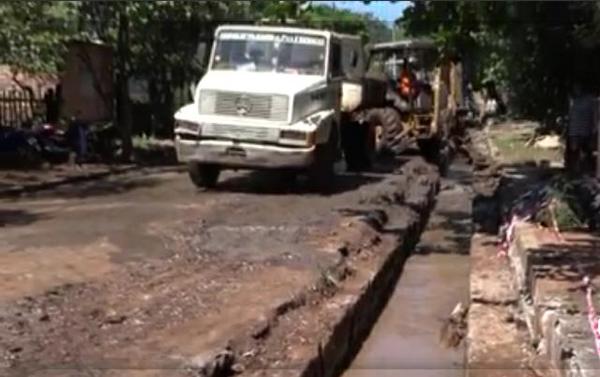 Limpian desagües pluviales tras inundación en barrio franqueño