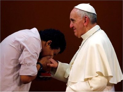 Vaticano explica misterio sobre besos al anillo del papa Francisco