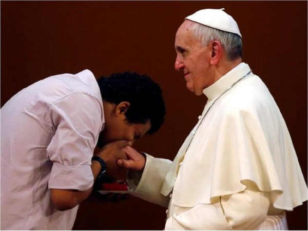 Vaticano explica misterio sobre besos al anillo del papa Francisco