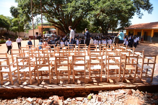 Diez escuelas recibieron 50 sillas pupitres cada una - ADN Paraguayo