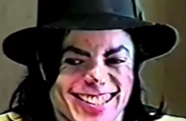 Video muestra a Michael Jackson riéndose mientras lo interrogan por acusaciones de abuso sexual - C9N