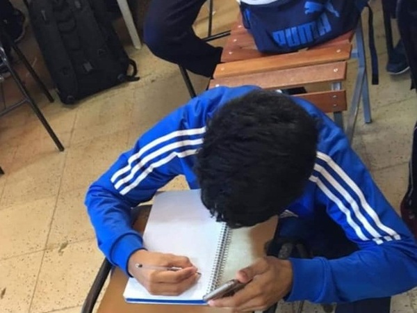 Estudiantes del colegio Tacurú Pucú denuncian falta de sillas con pupitres