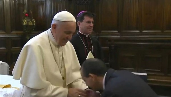 El papa retira la mano para que fieles no besen su anillo - ADN Paraguayo