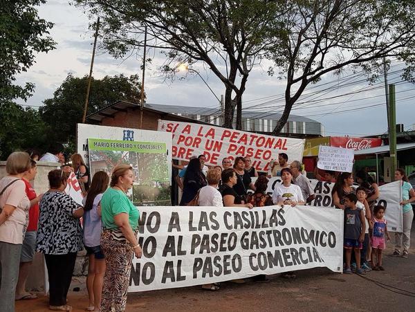 Insisten en la demolición de casillas de Quinta Avenida | Paraguay en Noticias