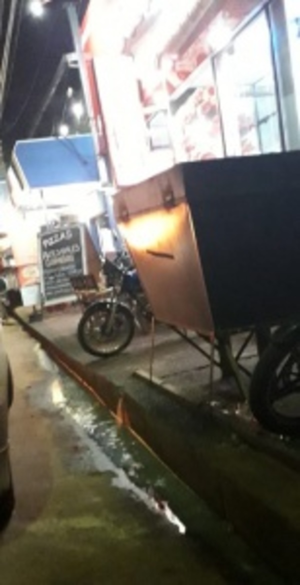 Local gastronómico vierte agua servida sobre la supercarretera - ADN Paraguayo