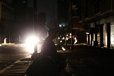 Prácticas de la “edad media” para enfrentar el apagón en Venezuela - Internacionales - ABC Color
