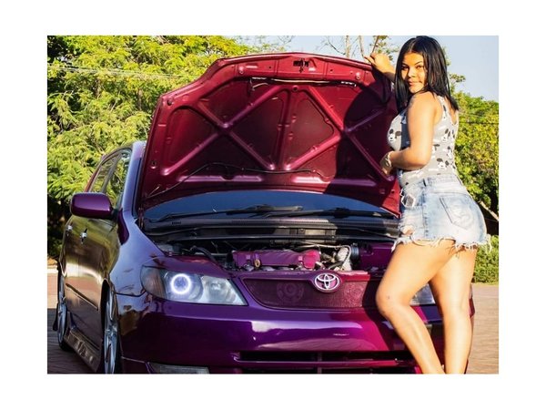 Chicas también tunean sus autos y compiten