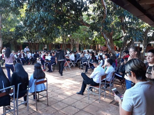 Alumnos toman colegio en Yatytay para exigir reposición de rubros | Paraguay en Noticias