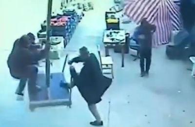Fuertes vientos hicieron que un hombre saliera volando en una sombrilla - C9N