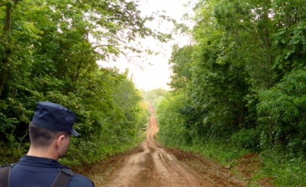 Buscan a dos hombres por violar a una quinceañera en una camioneta