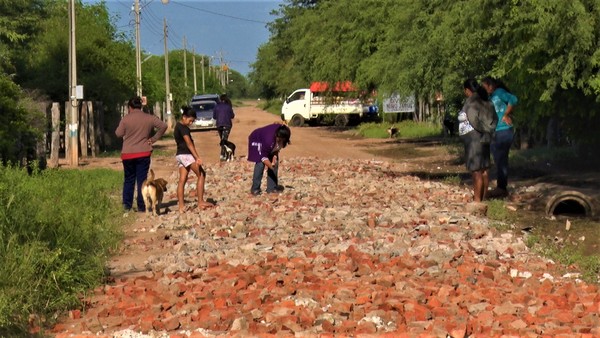 Vecinos de Cruce Pioneros reparan calles a base de hamburgueseada