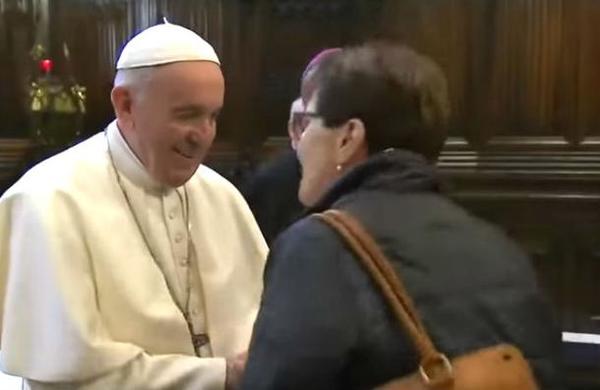 Papa Francisco explicó porqué no quería que le besaran el anillo - C9N