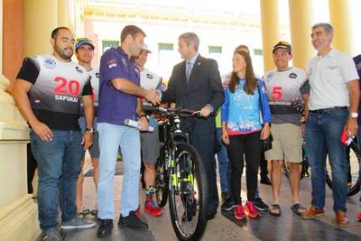 Presidente recibió a participantes de expedición ciclística que recorrerá Misiones y Paraguarí | .::Agencia IP::.