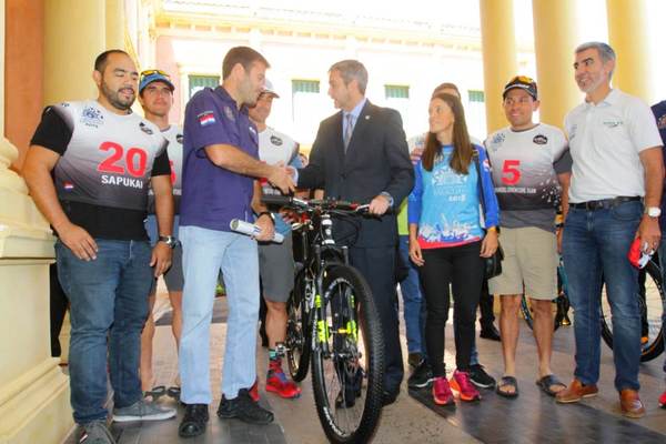 Presidente recibió a participantes de expedición ciclística que recorrerá Misiones y Paraguarí | .::Agencia IP::.