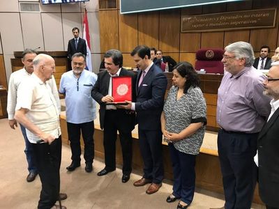Pa’i Oliva es condecorado por su labor social