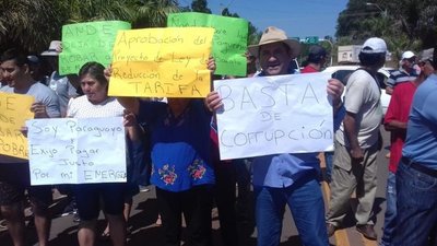 Cierre de ruta a favor de tarifa social en Caazapá - Nacionales - ABC Color